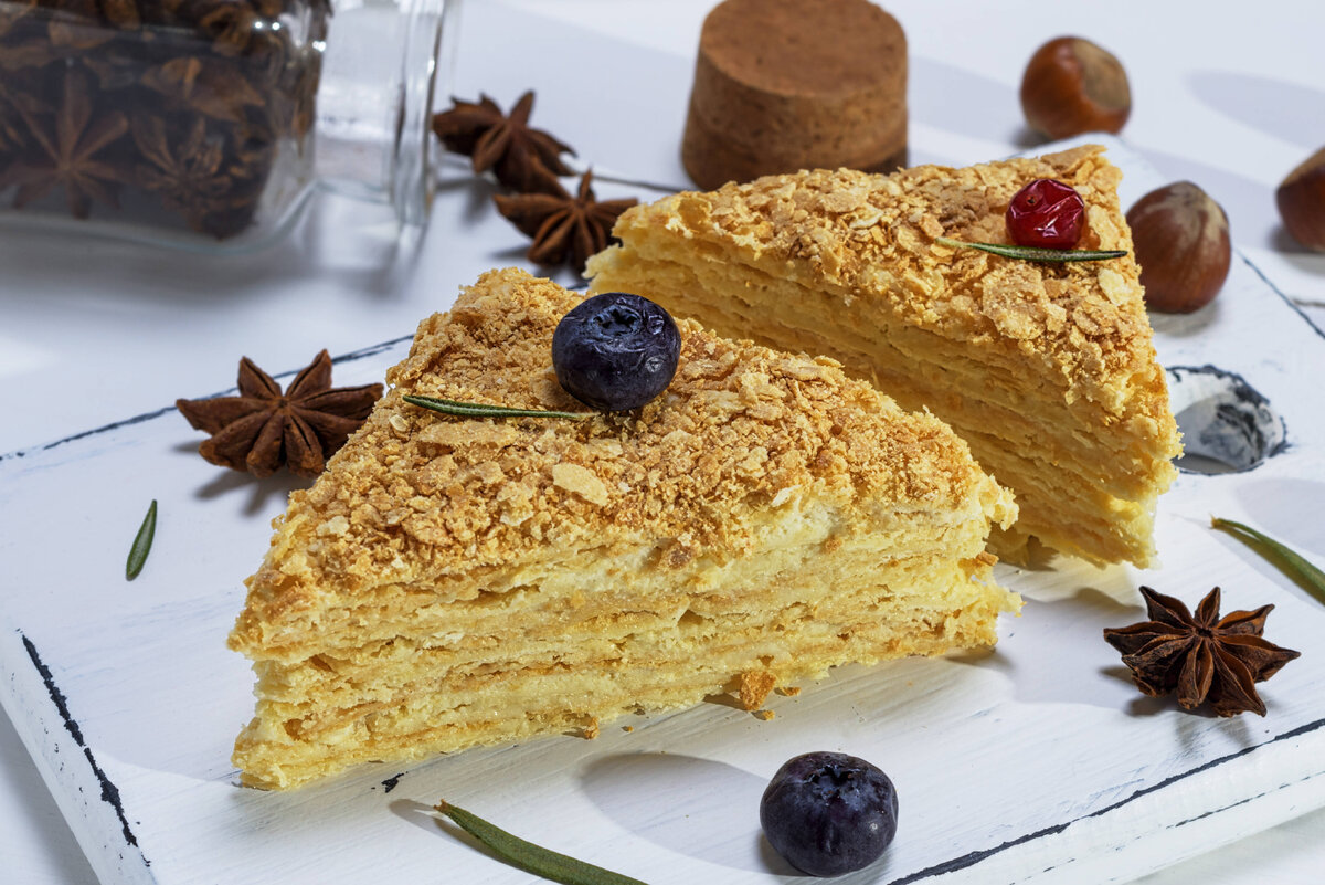     3 нежнейших торта к Новому году: как приготовить &laquo;Молочную девочку&raquo;, &laquo;Наполеон&raquo; и &laquo;Медовик&raquo;