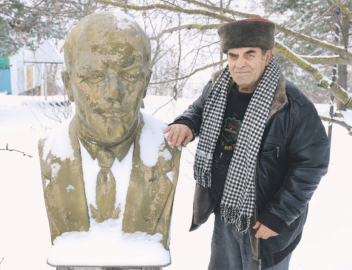 Бюст Ленина — главный экспонат ретросквера