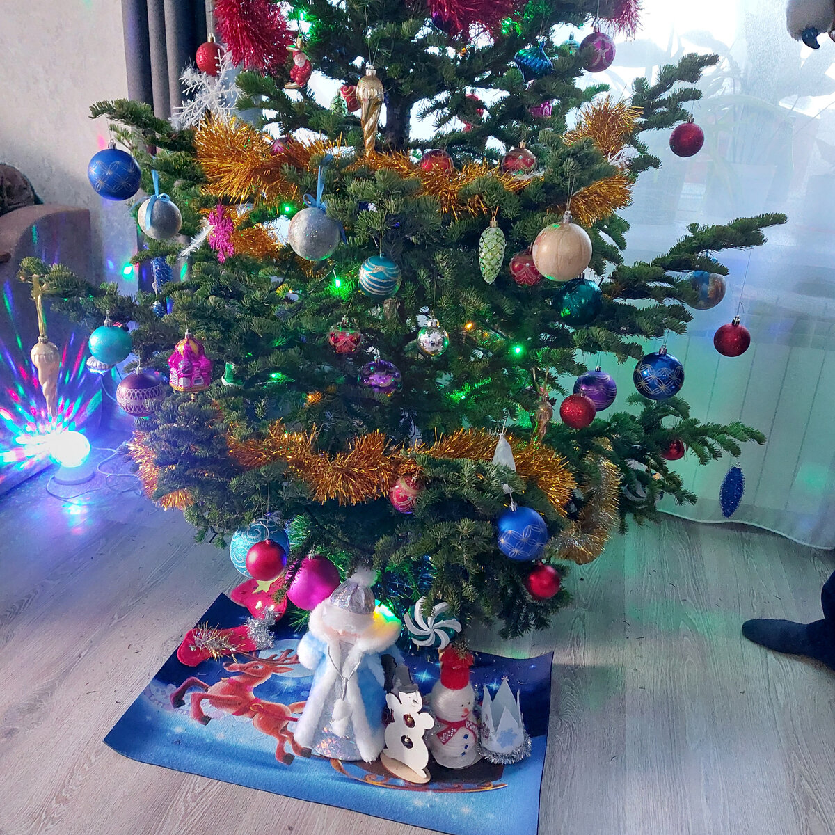 Прекрасная, богатая игрушками елка в семье младшей дочки. Зять постарался и с самим новогодним настоящим деревцем и с игрушками вокруг елки . Здесь только их часть.