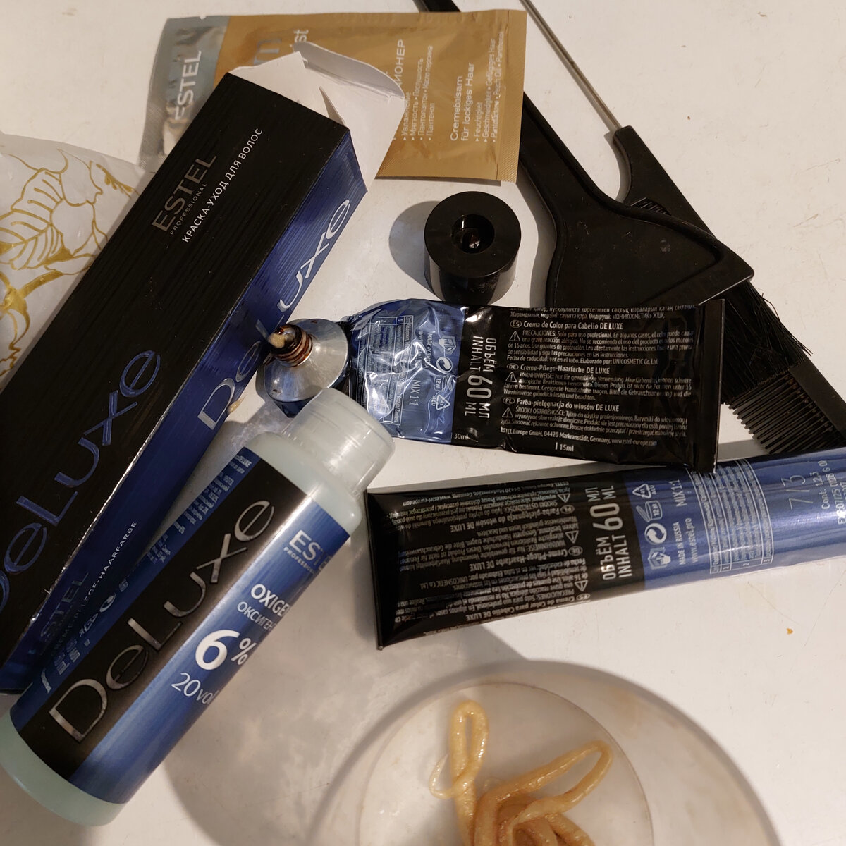 Вот весь набор и даже краска без окислителя пока что светлая в стаканчике (он тоже пластиковый). То есть уже на это мне нужно 5 разных сортировочных пакета. 