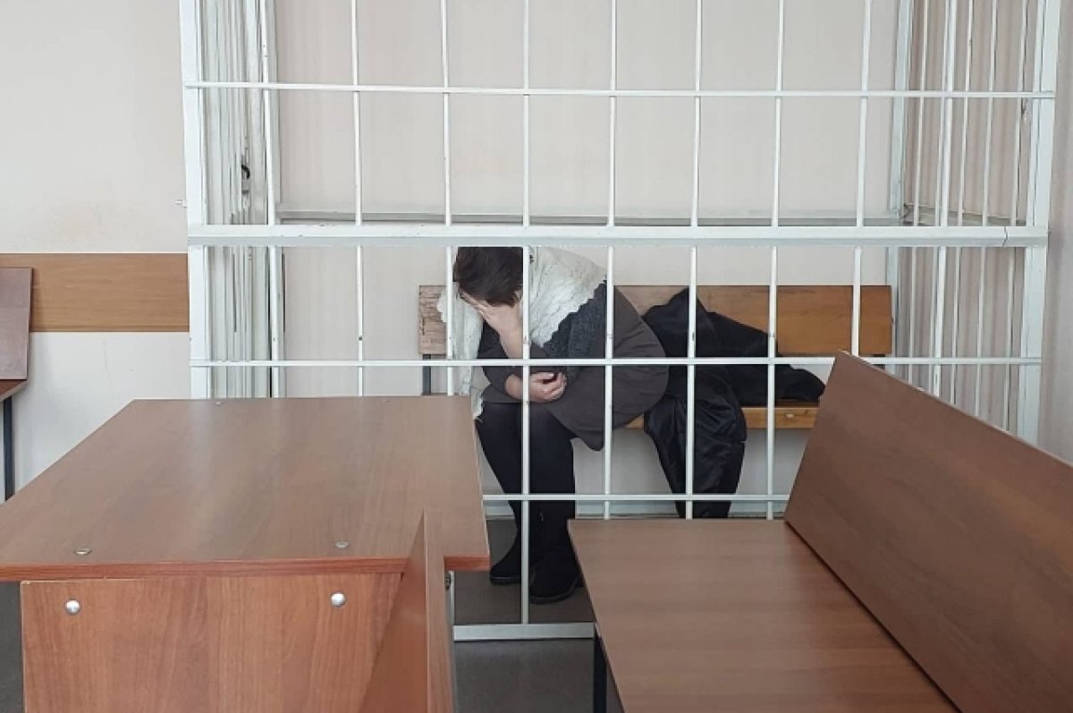    В деле замешана чиновница Управления горхозяйства, ее задержали.