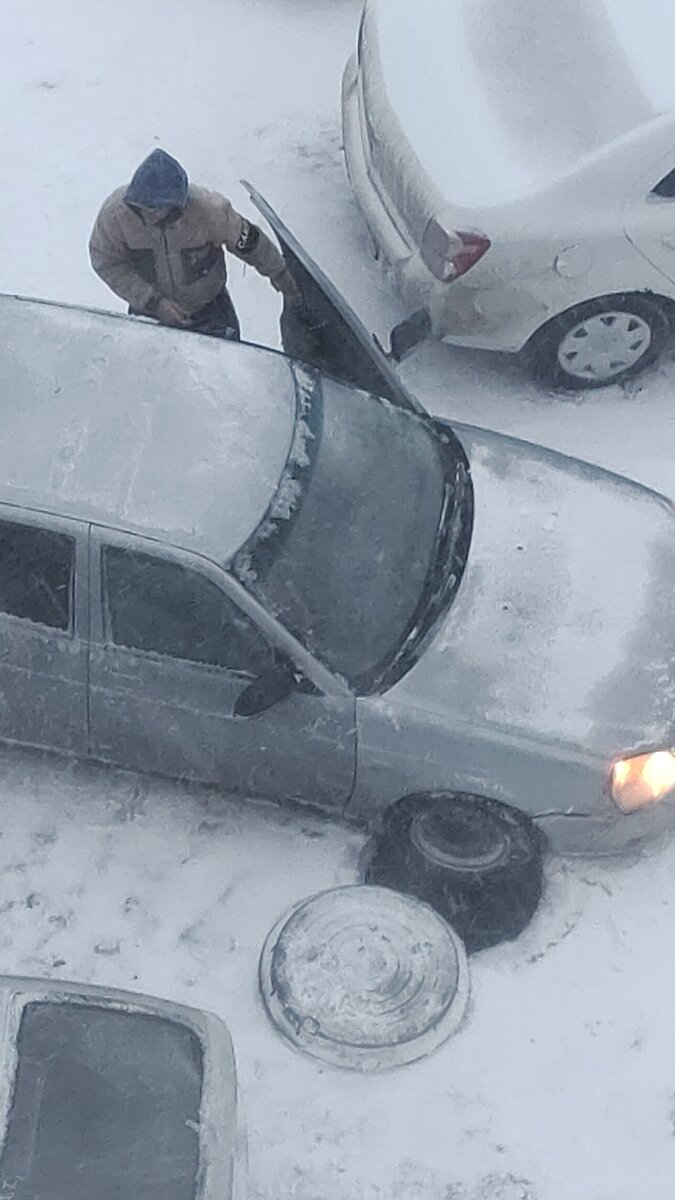 Водитель машины в метель въехал в открытый колодец. Возможно крышку колодца сбил он сам. Хорошо, что когда машину вытащили, крышку закрыли - в шаге от водителя школа.