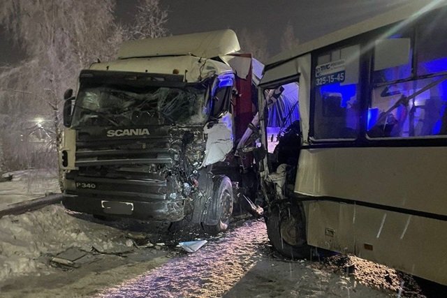    Что известно о ДТП с автобусом и фурой в Ленобласти с 13-ю пострадавшими?