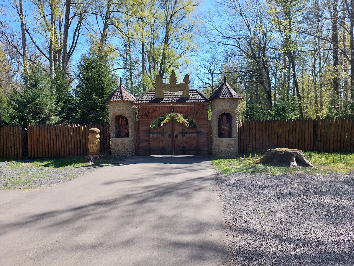 Въездные ворота в поместье Деда Мороза.