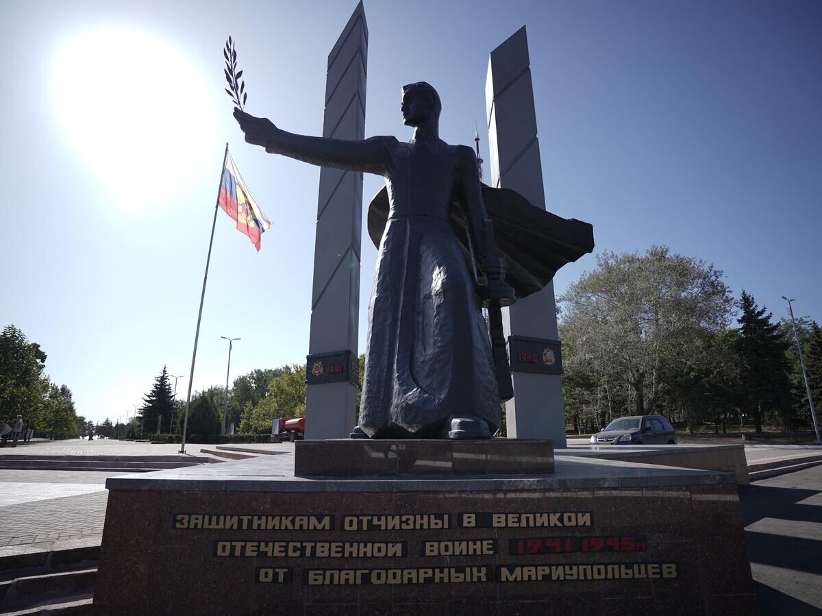    Мемориал освободителям Донбасса на площади Ленинского комсомола в Мариуполе© РИА Новости / Александр Сухов