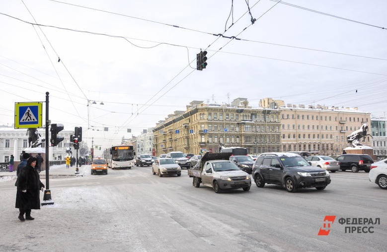 Девушки писают на улице, попадая на скрытую камеру на ПОРНО РУСЬ ТВ