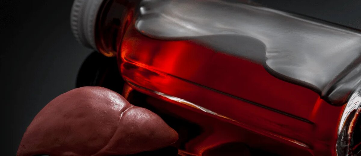 К сожалению, этанол постепенно разрушает регенеративные свойства, поэтому начинают возникать проблемы, которые распространяются по всему организму. Они нарушают процессы, происходящие внутри человека, а как итог — страдают другие органы.