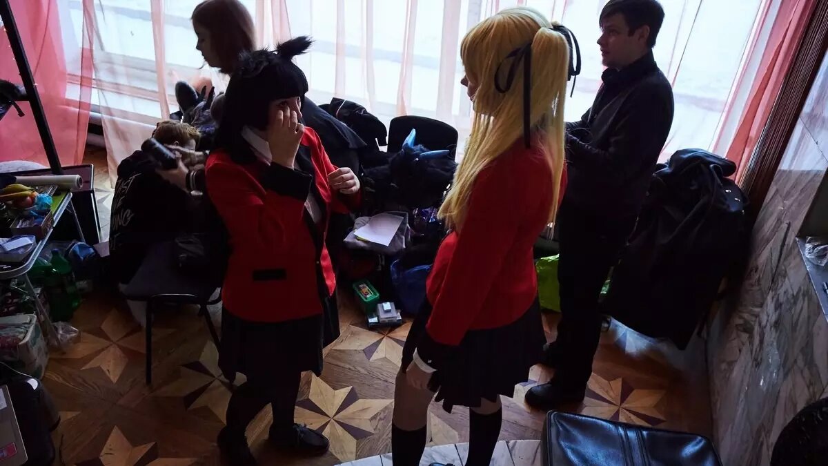     Несмотря на возмущение общественности, врачей и родителей, все больше и больше российских школ вводят запреты на брюки для школьниц.