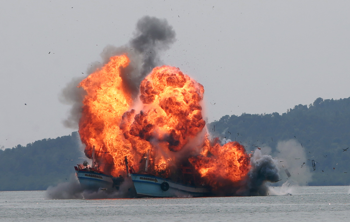 Подбитый падаю в море. Пожар на корабле. Корабль горит.