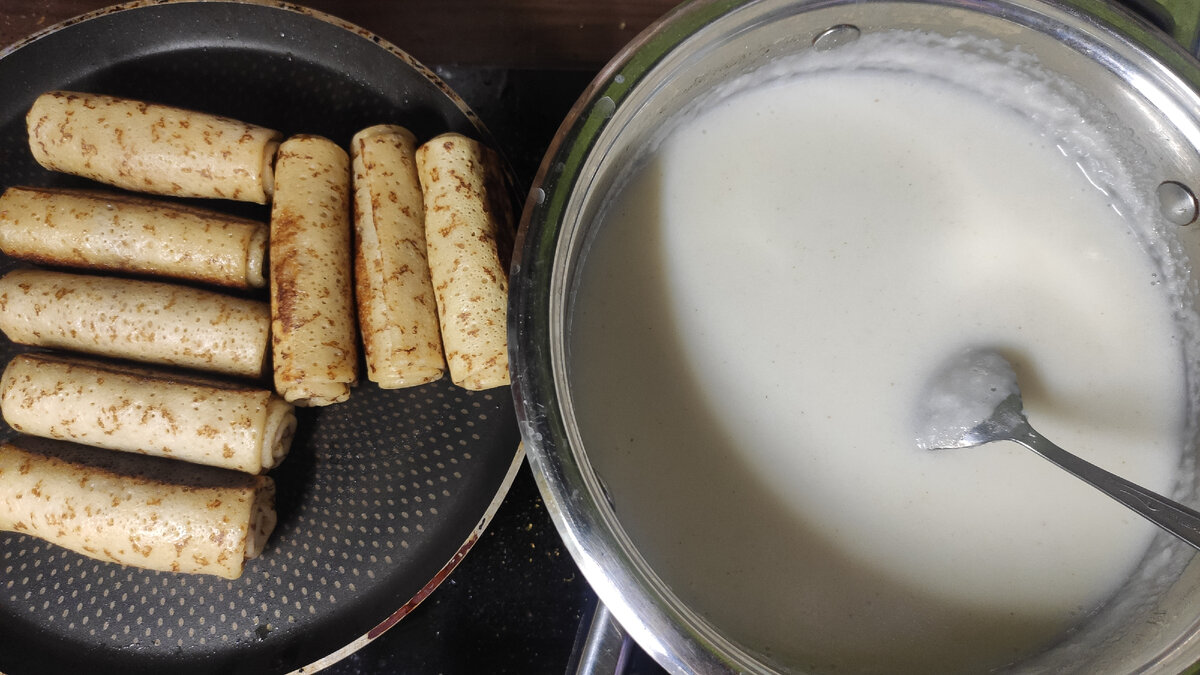 Манная каша и блинчики с мясом.