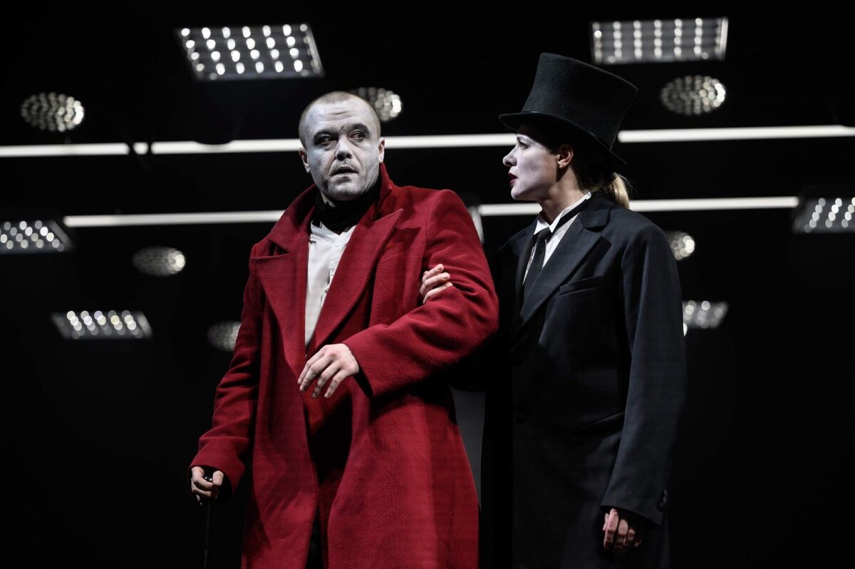 Артур Иванов в роли Короля Лира. Ольга Соболевская в роли Гонерильи. Король Лир. Фото с официального сайта Театра имени Евгения Вахтангова: https://vakhtangov.ru/uploads/2021/01/03.-Torgushnikova.DSC_6871-1600x1064.jpg