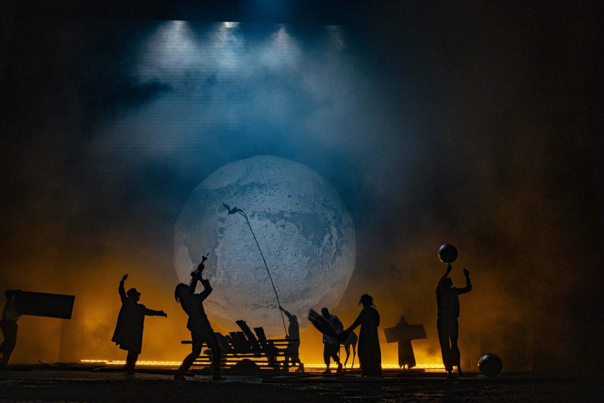 Король Лир. Фото - Валерий Мясников. С официального сайта Театра имени Евгения Вахтангова: https://vakhtangov.ru/uploads/2021/01/01.-Myasnikov_VLM8811-1600x1067.jpg