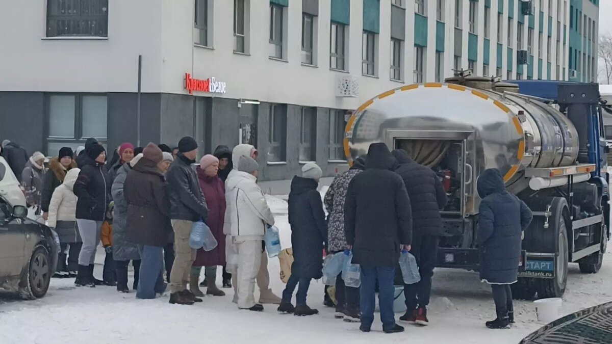     В Тюмени в канун Нового года сотни жителей ЖК «Акватория» остались без водоснабжения. Жители шести многоэтажных домов по улице Павла Никольского более суток находятся в ожидании устранения коммунальной проблемы.