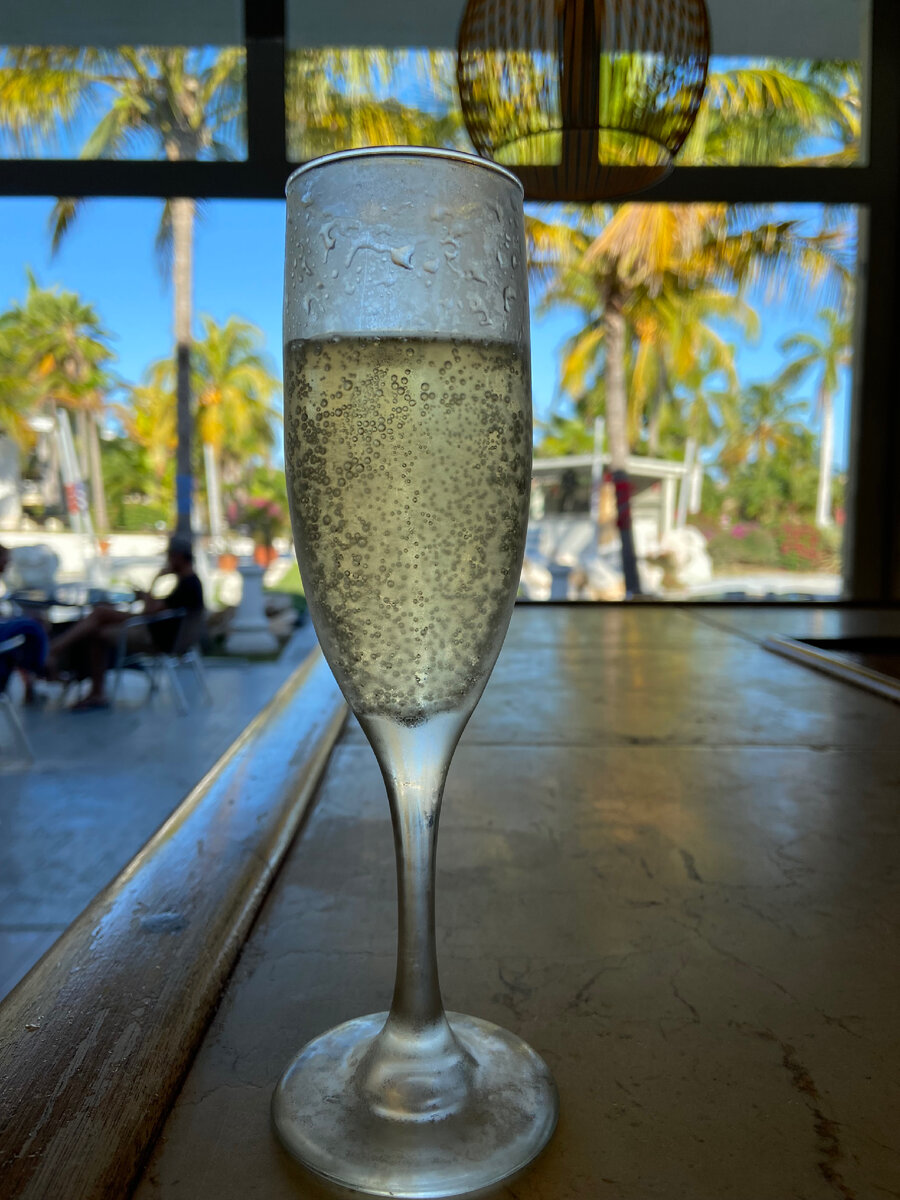 Холодный бокал шампанского как залог удачного дня