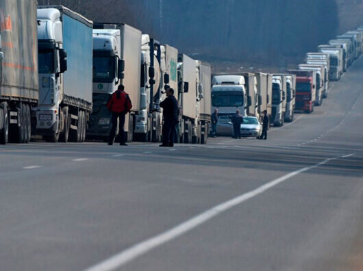    В Шахтах из-за ремонта М-4 "Дон" образовалась огромная пробка // фото: 6auto.ru