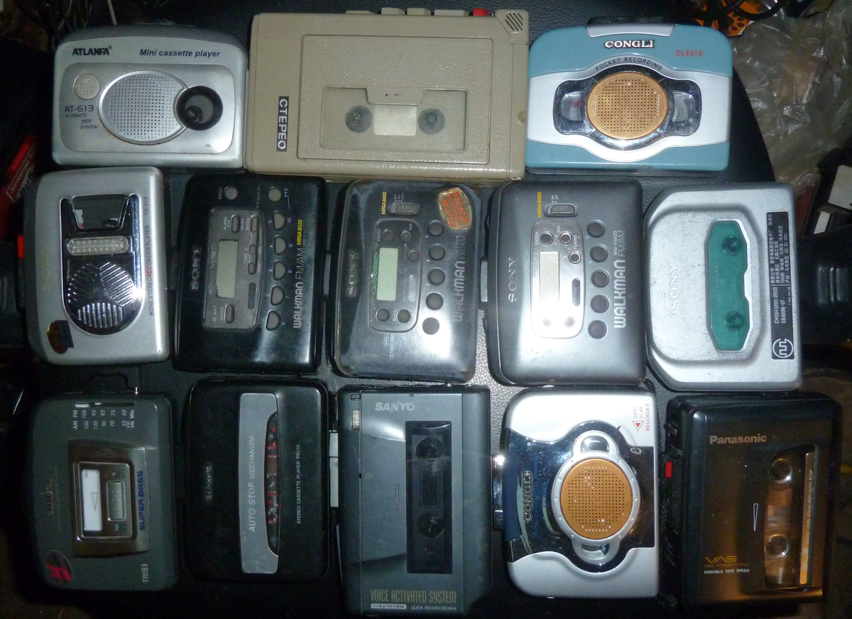 Звуки 90 х. Кассетный магнитофон 2000е. Кассетный плеер Atlanta at-62. Samsung магнитофон 2000. Sanyo 80-е кассетный плеер.