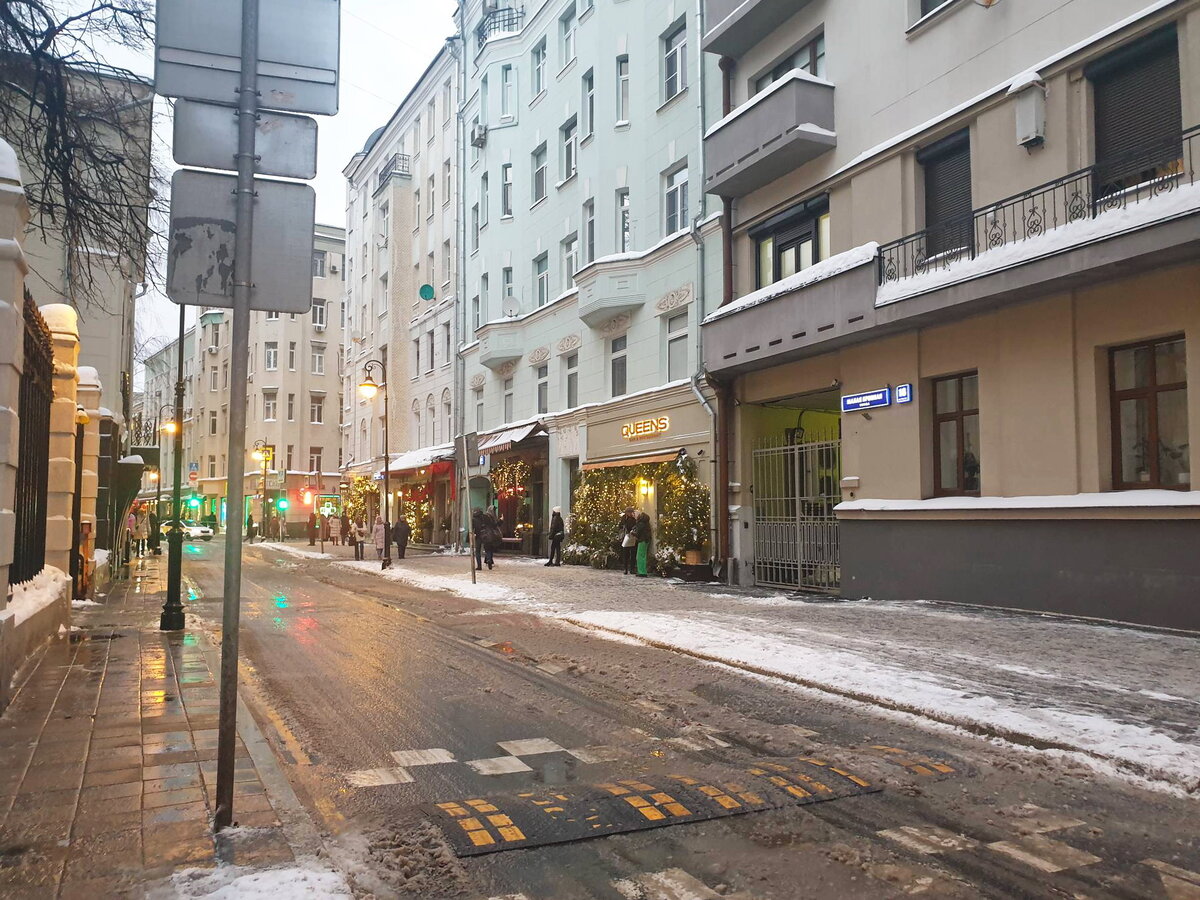 Дорога и тротуары практически чистые