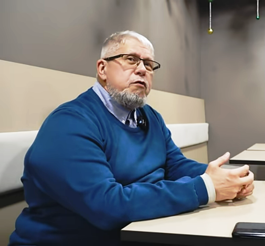 Сергей Переслегин. Стоп-кадр с  https://www.youtube.com/watch?v=IM74jGS-R4A&list=RDCMUCi_QNPOjDPfm1ipVnauLFvA&start_radio=1