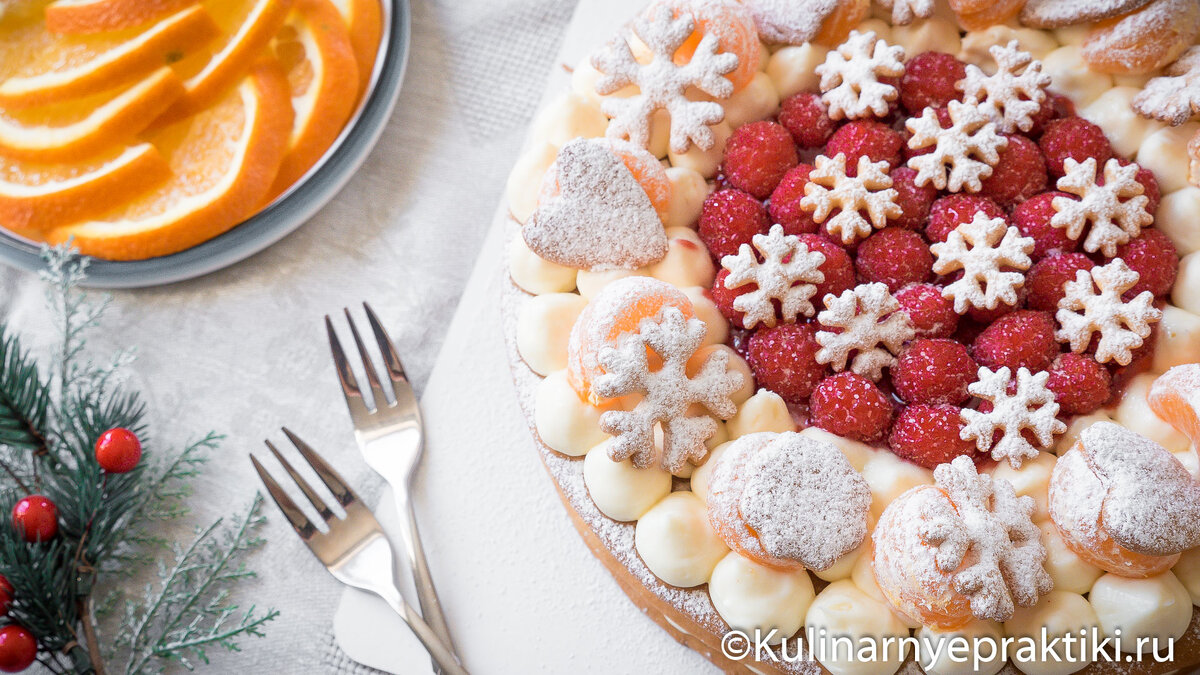 В рецепте медово-пряничные коржи, декор в стиле "торта-цифры", классический крем на основе белого шоколада и ягодная начинка