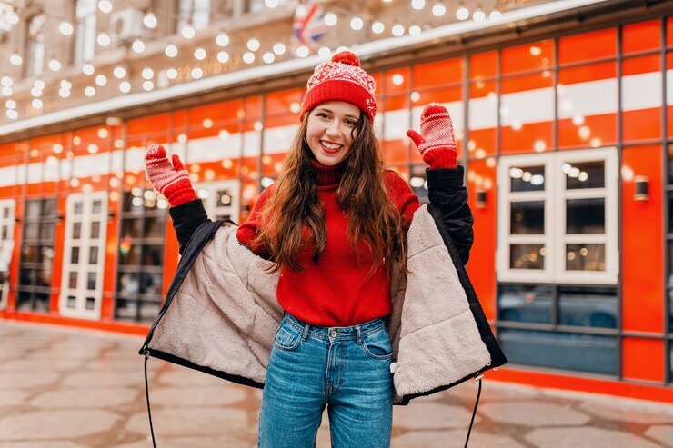 © Изображение marymarkevich. Источник: freepik 
https://ru.freepik.com/free-photo/young-pretty-smiling-excited-happy-woman-in-red-mittens-and-knitted-hat-wearing-winter-coat-walking-in-city-christmas-street-warm-clothes-style-fashion-trend_10884191.htm#page=3&query=%D0%BF%D1%83%D1%82%D0%B5%D1%88%D0%B5%D1%81%D1%82%D0%B2%D0%B8%D1%8F%20%D0%BD%D0%BE%D0%B2%D1%8B%D0%B9%20%D0%B3%D0%BE%D0%B4&position=8&from_view=search&track=ais&uuid=f37a5ade-8c7e-4cb0-92a2-df31d8f63759