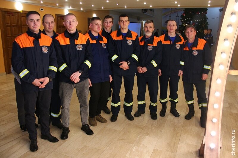    Награждение прошло 27 декабря в ДК "Строитель". В зале собрались сотрудники МЧС, спасательной службы, ГИМС, ученики спецклассов. Сергей Каштаев работает спасателем 24 года. Он уже на п