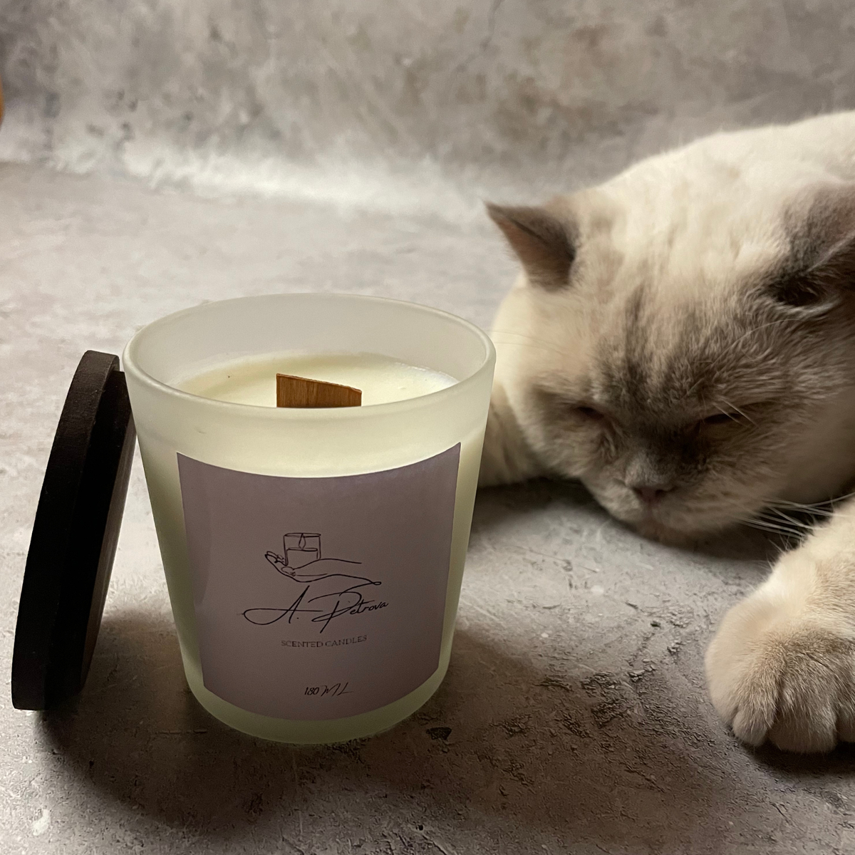 Даже котик снимает стресс свечами , а ты?