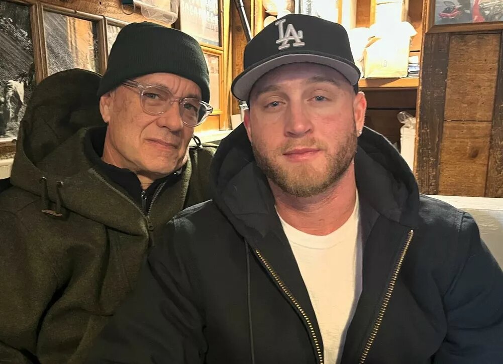    Том Хэнкс впервые за долгое время позирует для общего снимка с 33-летним сыном