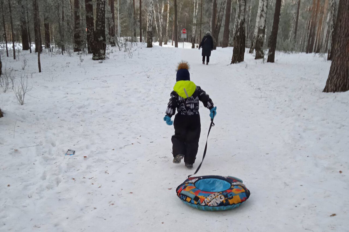 Лучше всего дать ребенку возможность гулять на свежем воздухе.  Фото: ФедералПресс / Нина Калинина