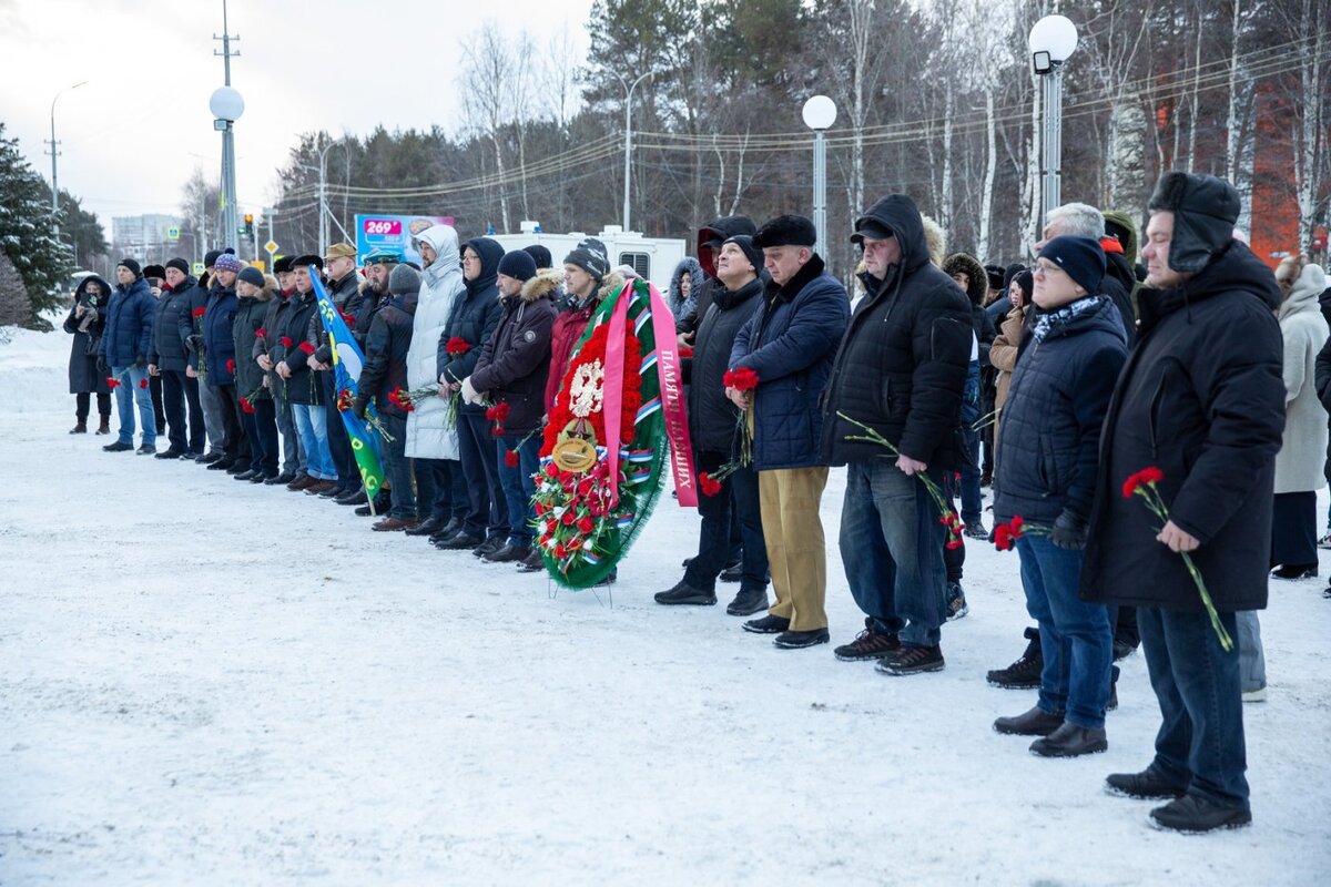    В Сургуте состоялся митинг, посвящённый Дню памяти погибших при исполнении воинского долга