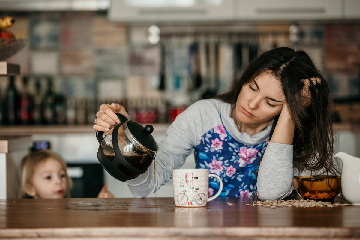 Уставшая мама с кофе. Уставшая мама с чаем. Мама устала чай. Фото Tomsickova Tatyana /Shutterstock/.