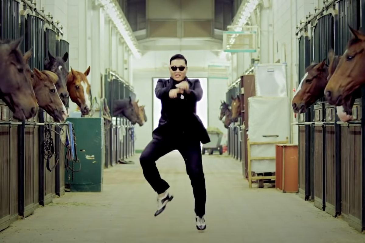Клип есть друзья. Psy Gangnam Style. Корейский певец опа гамна стайл. Клип Oppa Gangnam Style. Псай гангам стайл.
