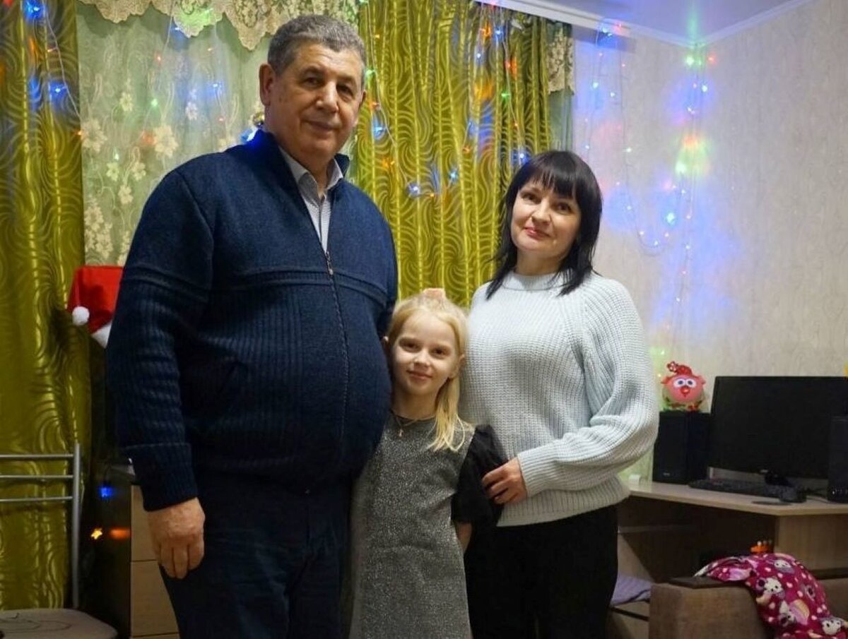    Михаил Горбунов подарил юной курянке Ане шведскую стенку