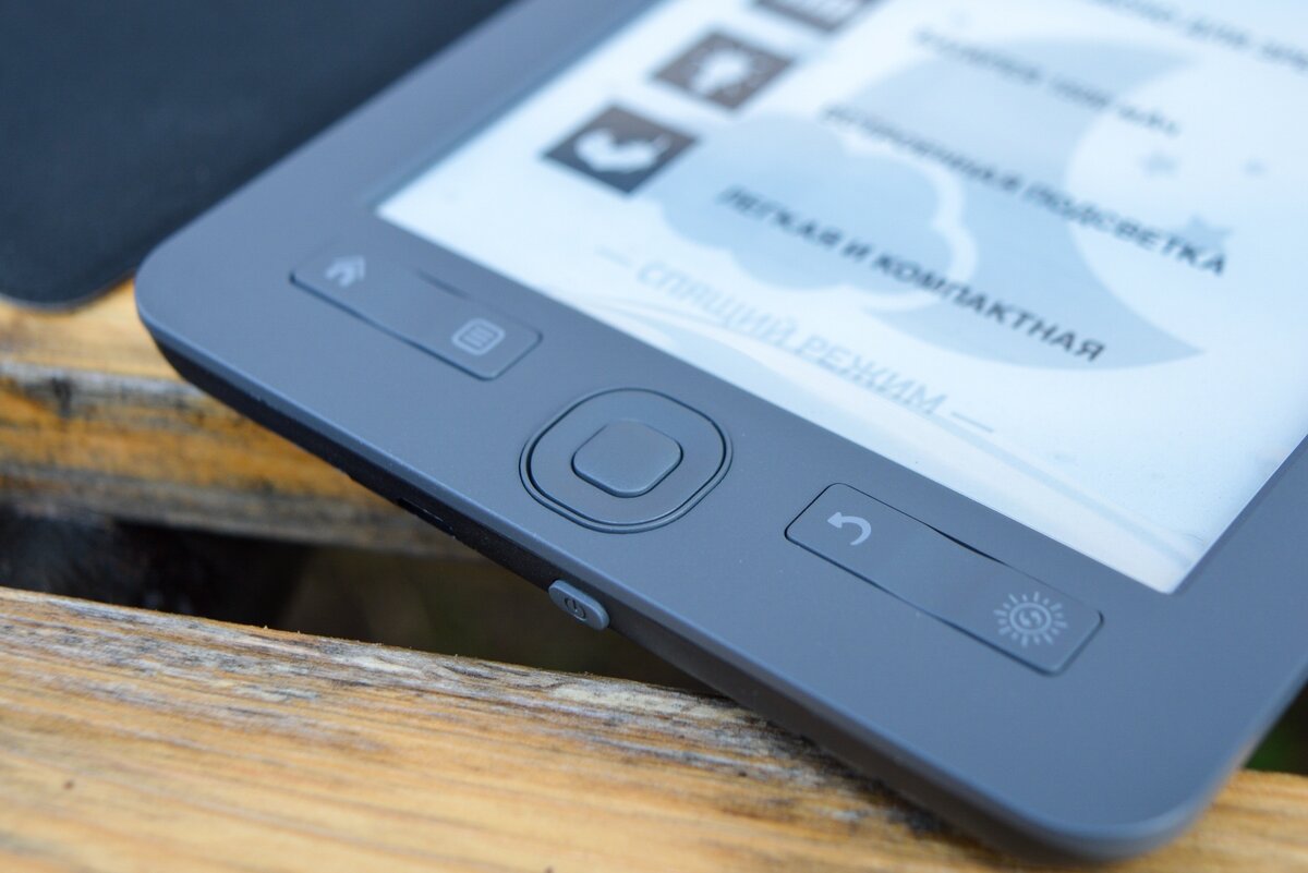    На корпусе Digma M1 несколько кнопок для навигации по электронной библиотеке и перелистывания страниц. Источник: ixbt.com