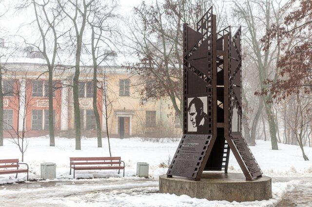    Сейчас рядом с «развалинами» клуба в сквере им. Василия Шукшина стоит памятник разностороннему творчеству этой многогранной личности. Фото:  АиФ/ Кирилл Нестеров