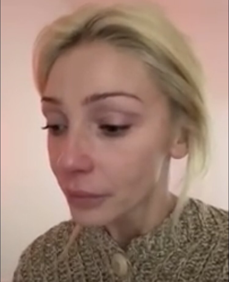 Теперь вот слёзы льёт