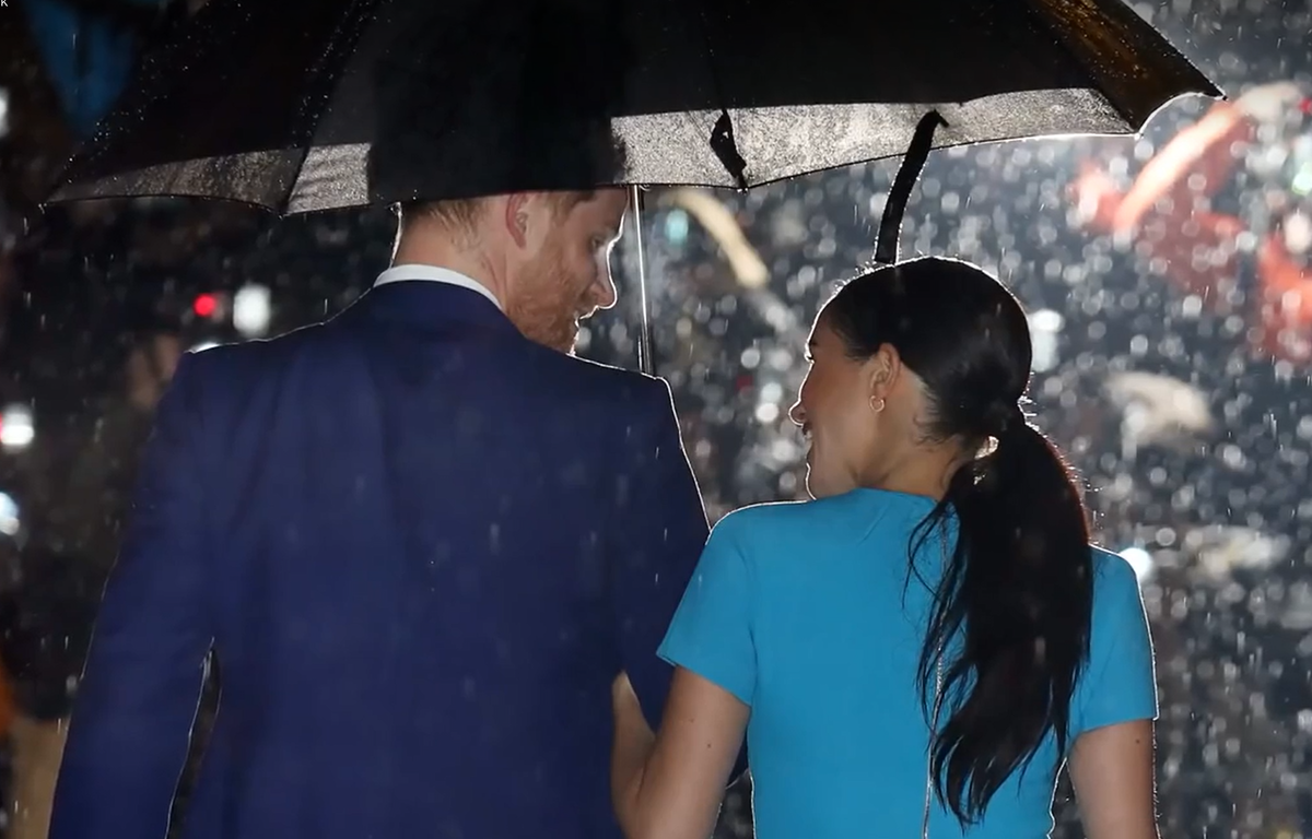 Дождливый день, когда принц Гарри и Меган уезжали из Лондона, 2020. Фото: AFP/Getty Images