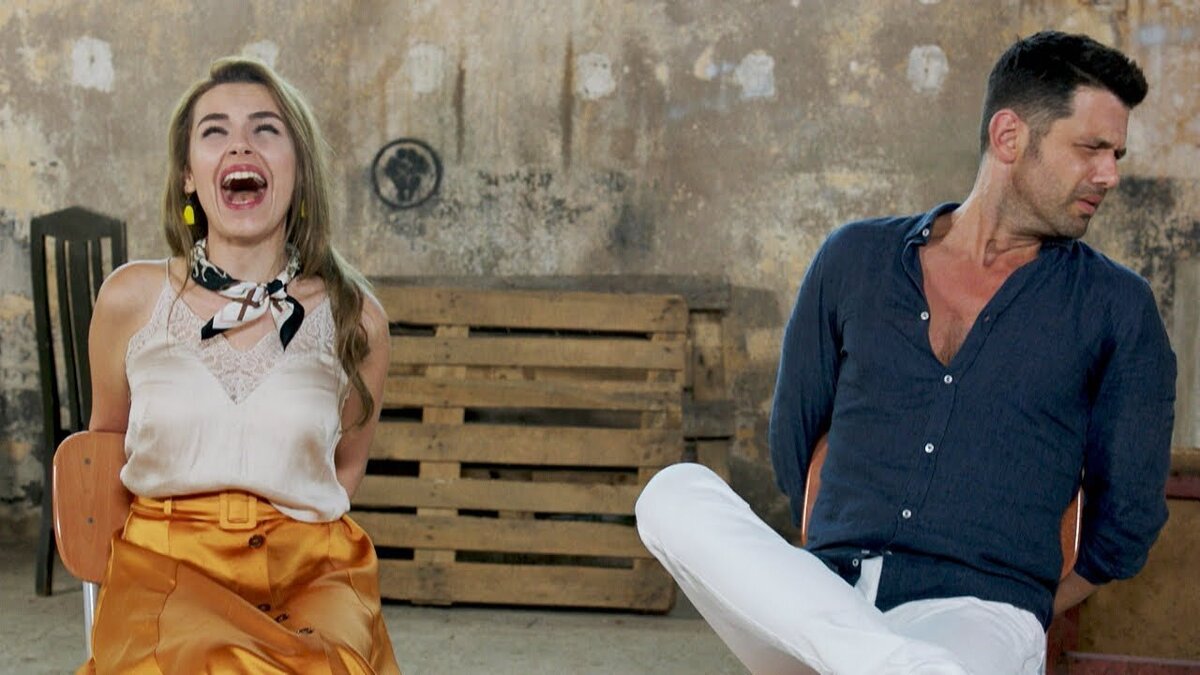 Стоп-кадр из сериала "Любовь против лжи" или "Два лжеца".