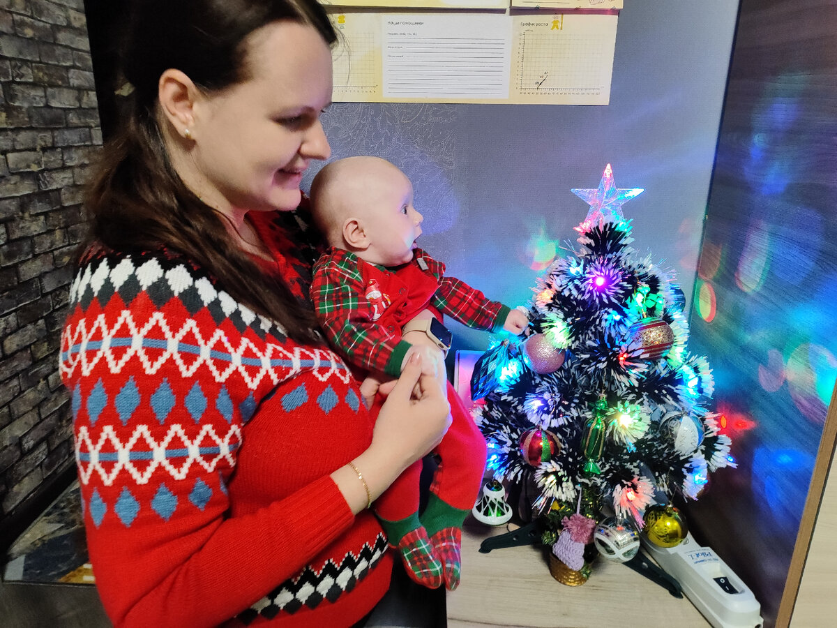 Мы вместе с сыном нарядили ёлку. Вот с каким интересом он на неё смотрит. 