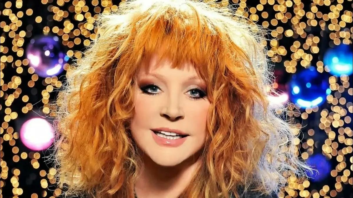 Алла пугачева в 80. Алла. Пугачева под прицелом. Конь минусовка с бэк вокалом. Алла пугачева с флагом россии.