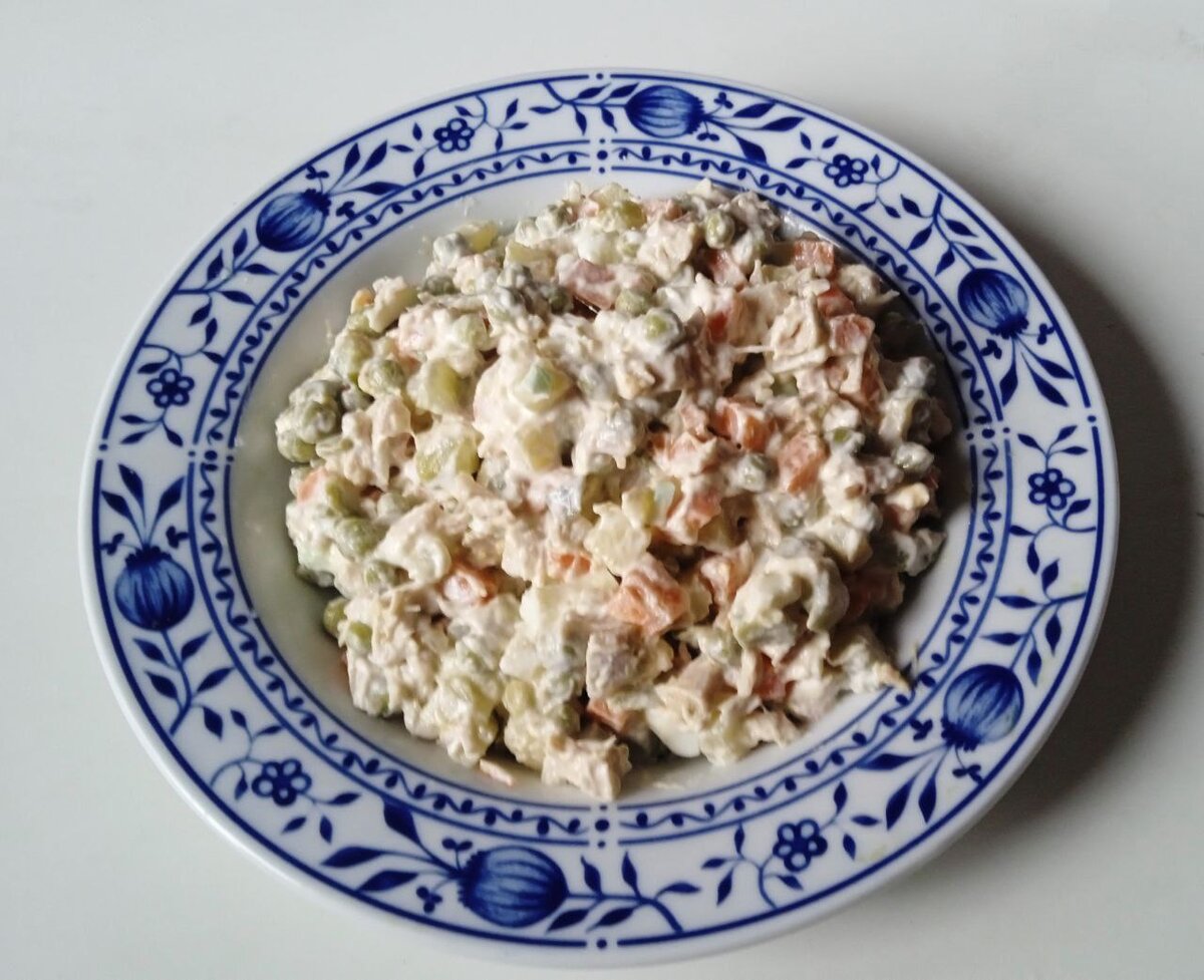 Заправленный Майонезом «Оливье» испортится при комнатной температуре всего за 4 часа