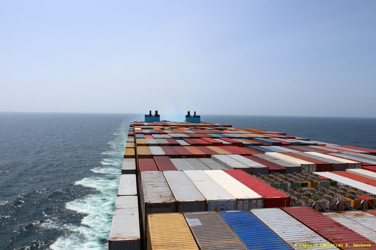 Полностью гружённый мегаконтейнеровоз. Вид с мостика в корму