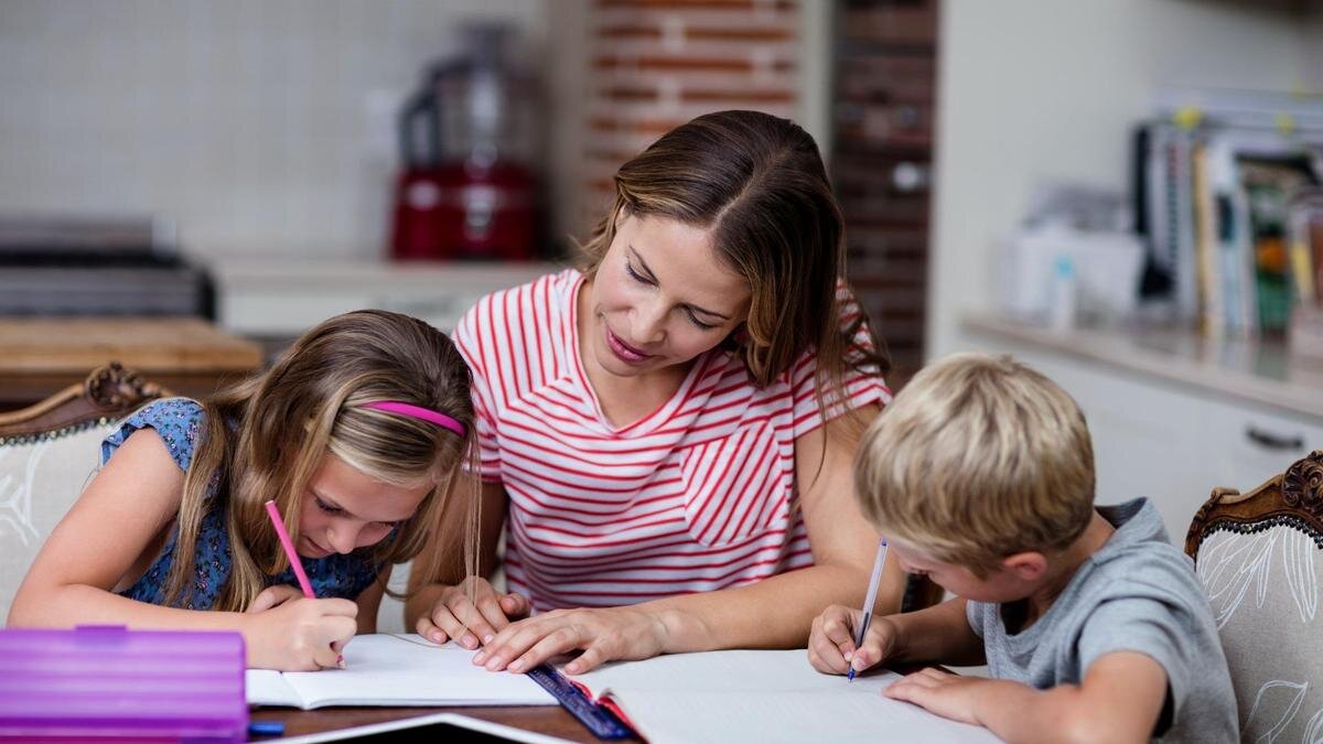 Будешь помогать с уроками. Ребенок выполняет домашнее задание. Ребенок и родитель уроки. Родители и школьники. Мама делает уроки с ребенком.