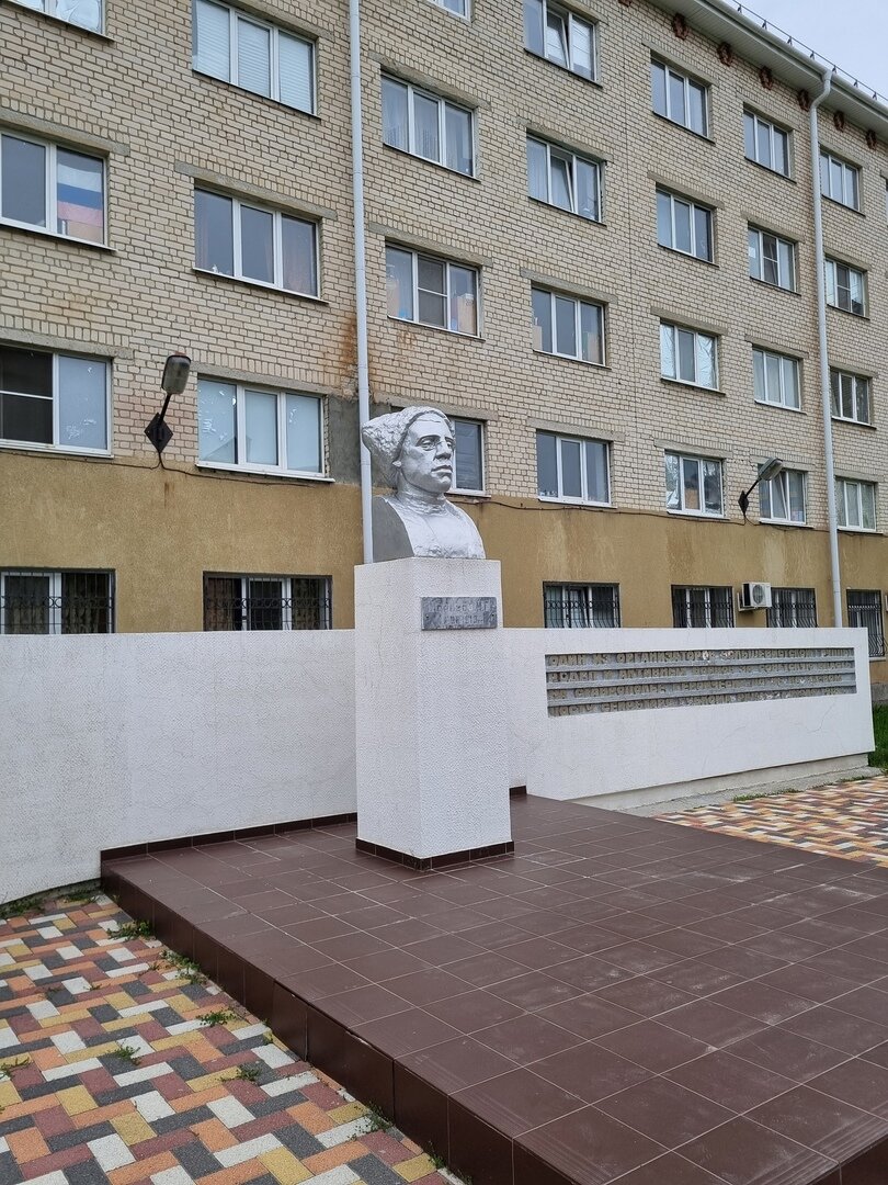 Памятник Михаилу Морозову (ул. М. Морозова, 5, фото автора)