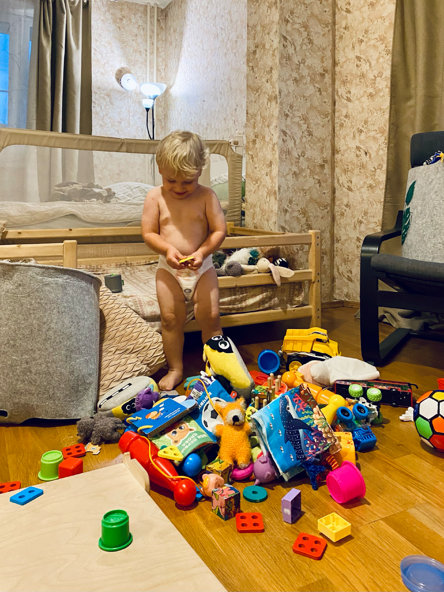 Тут видно, как стоят наши кровати.