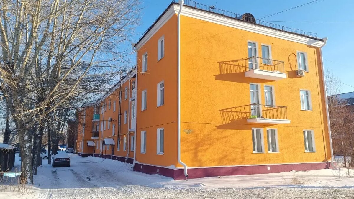     В ходе работ у дома восстановили балконные плиты, поменяли окна в подъездах и установили козырьки над входами.