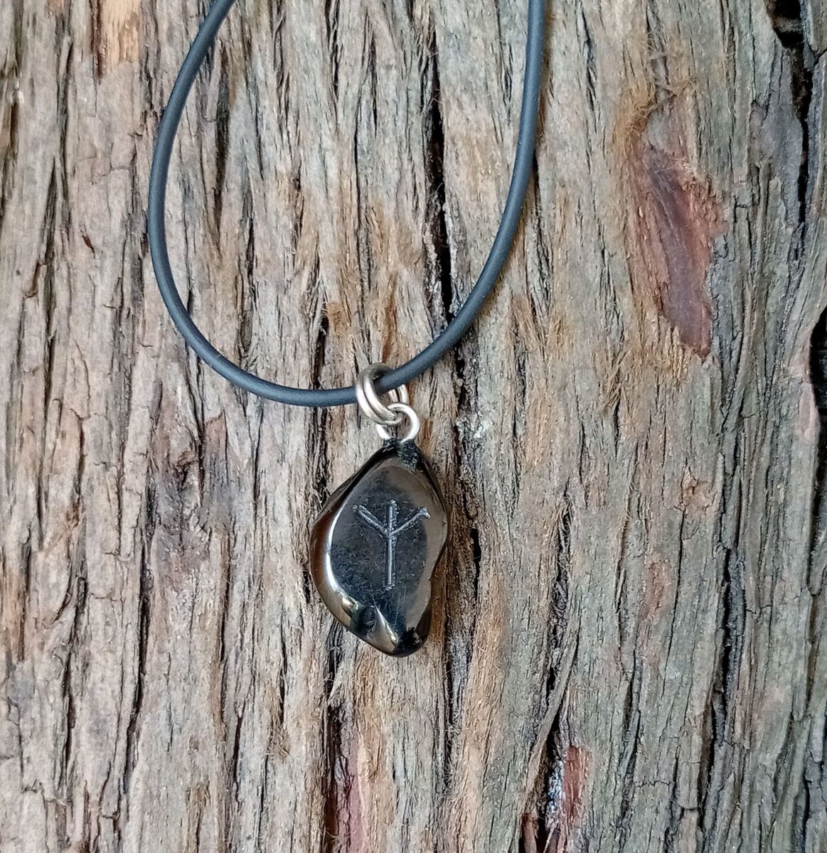 Рунический амулет из гагата с руной Альгиз