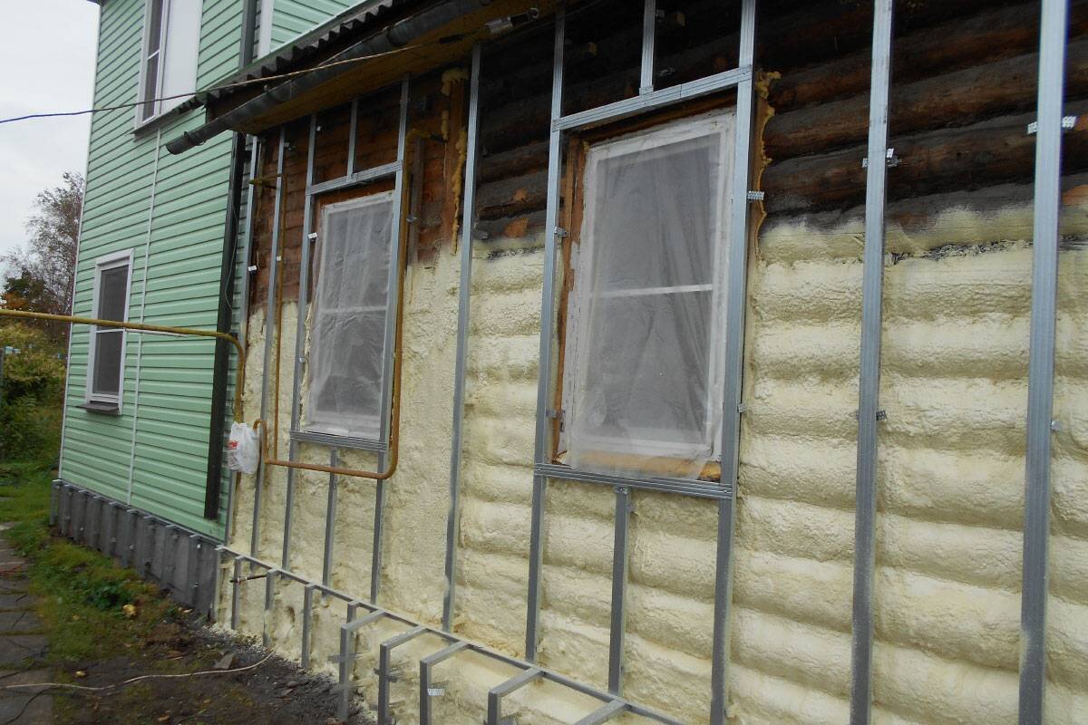 Утепление деревянного дома имеет большое значение для сохранения его тепла и комфорта внутри помещений. Вот пошаговая инструкция, как правильно утеплять деревянный дом:

1. Оцените состояние утепления. Прежде чем начать утепление, нужно оценить состояние текущего утепления дома. Проверьте уровень износа материалов, наличие трещин и щелей, а также общую эффективность утепления.

2. Выберите утеплитель. Существует множество различных материалов для утепления деревянных домов, таких как минеральная вата, пенополистирол, пенопласт, эковата и др. Выбор утеплителя зависит от ваших предпочтений, бюджета и климатических условий.

3. Подготовьте поверхность. Прежде чем установить утеплитель, убедитесь, что поверхность чистая и сухая. Удалите старые утеплители, мусор и грязь.

4. Установите пароизоляцию. Пароизоляция необходима для предотвращения конденсации влаги на утеплителе. Установите пароизоляцию по всей поверхности, следуя инструкциям производителя.

5. Установите утеплитель. Распределите утеплитель по всей поверхности, убедитесь, что отсутствуют щели и просветы. Закрепите утеплитель специальными крепежами или клеем, чтобы он не скользил или опадал.

6. Закройте утеплитель. Нанесите защитный слой на утеплитель, например, гидроизоляционную пленку или сайдинг, чтобы защитить утеплитель от воздействия внешних факторов.

7. Проверьте утепление. После завершения утепления, проверьте все угловые соединения, щели и стыки, чтобы убедиться, что утепление выполнено правильно и эффективно.

Эти шаги помогут вам правильно утеплить деревянный дом, обеспечивая тепло, комфорт и энергосбережение. Важно помнить, что утепление дома может потребовать профессиональной помощи, особенно при работе на высоте или с использованием специальных оборудований.