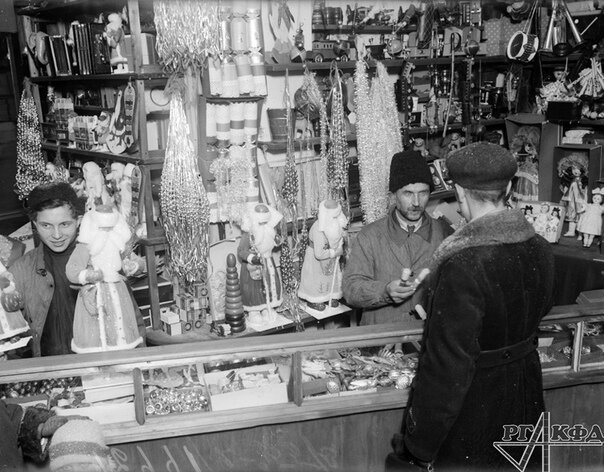 Праздничный прилавок с елочными украшениями. Москва. 1928 г. Фотограф не установлен. РГАКФД. Арх. № 2-35573.