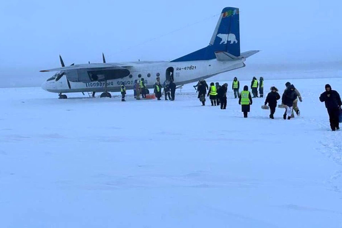  📷 📷 📷 📷   Ан-24 промахнулся мимо взлетно-посадочной полосы и сел на реку Колыма