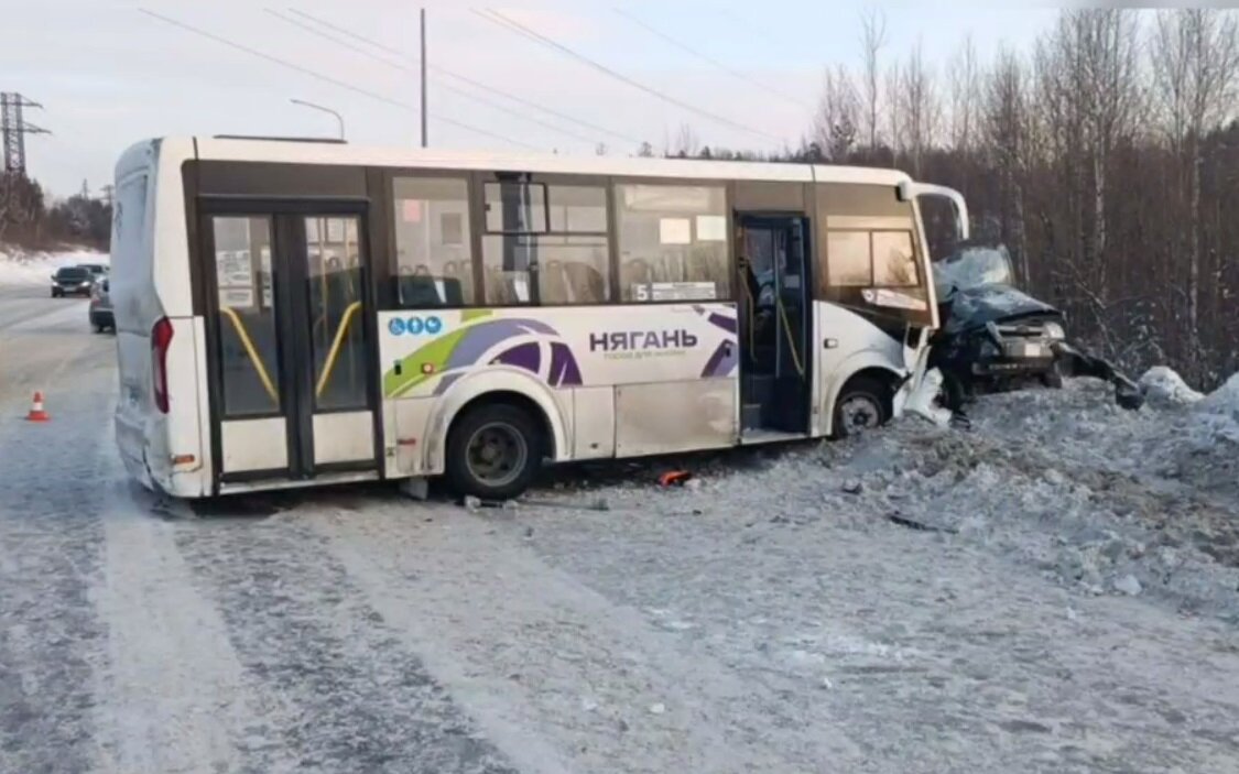    В ДТП с рейсовым автобусом в Югре погиб человек